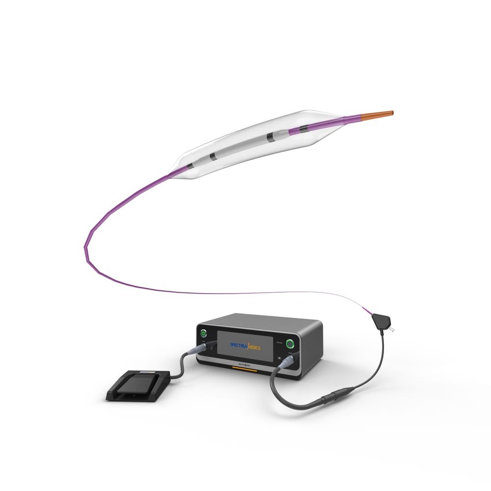 Generador y pedal de activación del sistema Sonico-CX de Spectrumedics conectados al catéter